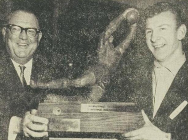 gelegenheidsaanvoerder Co Prins met de Intertoto-prijs